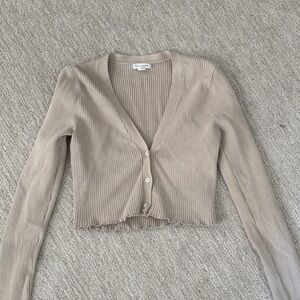 Good American Cropped Ribbed Button Cardigan in Taupe